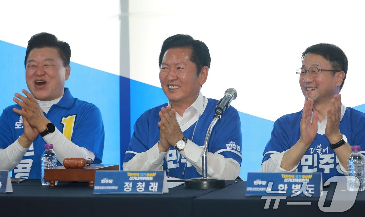 본문 이미지 - 정청래 더불어민주당 대표가 22일 충북 청주시 이장섭 청주시장 후보 선거사무소에서 열린 현장 중앙선거대책위원회 회의에서 박수를 치고 있다. 2026.5.22 ⓒ 뉴스1 김용빈 기자