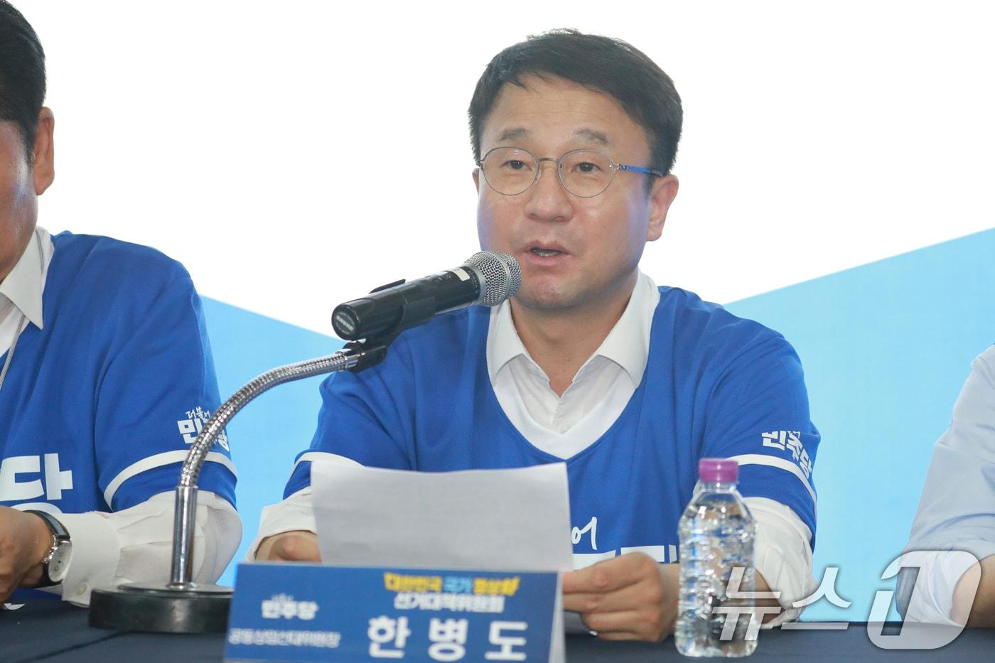 본문 이미지 - 한병도 더불어민주당 공동상임선대위원장이 22일 충북 청주시 이장섭 청주시장 후보 선거사무소에서 열린 현장 중앙선거대책위원회 회의에서 발언하고 있다. 2026.5.22 ⓒ 뉴스1 김용빈 기자