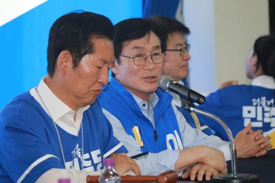 본문 이미지 - 이장섭 더불어민주당 청주시장 당선인이 지난달 22일 충북 청주시 이장섭 청주시장 후보 선거사무소에서 열린 현장 중앙선거대책위원회 회의에서 발언하고 있는 모습. 2026.5.22 ⓒ 뉴스1 김용빈 기자
