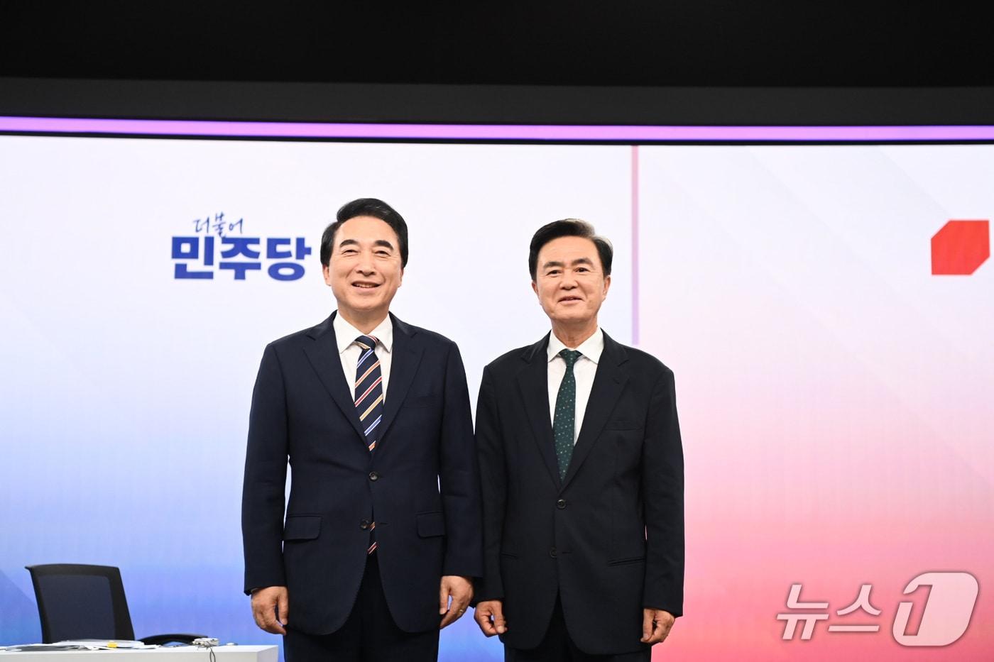 본문 이미지 - 박수현 더불어민주당 후보(왼쪽)와 김태흠 후보가 대전MBC 후보 토론에 앞서 기념촬영을 하고 있다.(독자 제공. 재판매 및 DB금지)/뉴스1