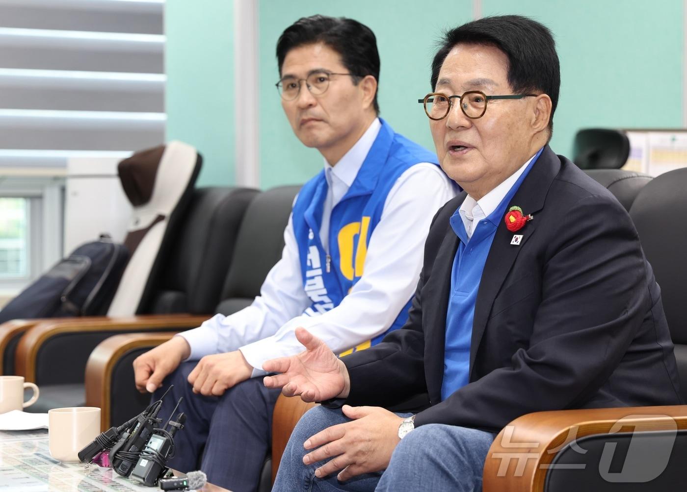 본문 이미지 - 박지원 더불어민주당 국회의원(오른쪽)과 이원택 전북도지사 후보가 22일 전북 전주시 전북특별자치도의회 기자실을 찾아 간담회를 하고 있다. 2026.5.22 ⓒ 뉴스1 유경석 기자