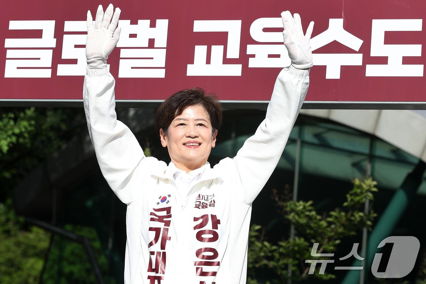 본문 이미지 - 강은희 대구교육감 후보가 22일 오전 대구 수성구 범어네거리에서 출근길 시민들을 향해 아침 인사를 하고 있다. 2026.5.22 ⓒ 뉴스1 공정식 기자