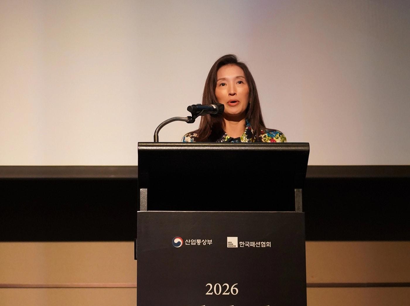 본문 이미지 - 성래은 한국패션협회장이 22일 오전 그랜드 하얏트 서울에서 열린 '2026 글로벌 패션 포럼'에서 개회사를 하고 있다.(한국패션협회 제공)
