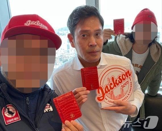 본문 이미지 - 정용진 신세계그룹 회장이 2021년 11월 부회장 시절 잭슨 피자를 홍보하는 모습. 정 회장은 당시 “뭔가 공산당 같은 느낌인데 오해 마시라”며 “난 공산당이 싫어요”라고 글을 올렸다.(정용진 인스타그램 갈무리.재배포 및 DB 금지) 2026.5.22 ⓒ 뉴스1