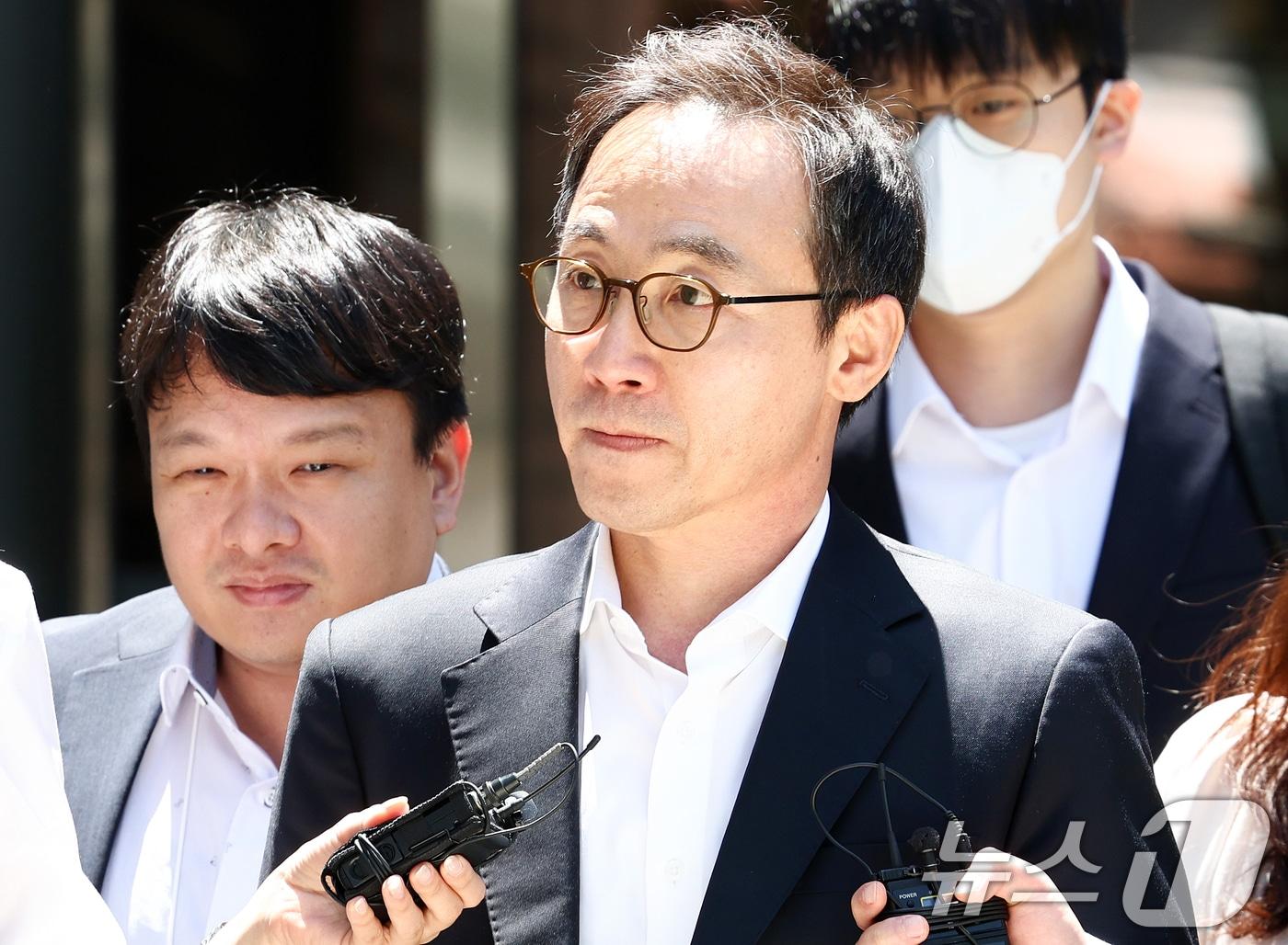 본문 이미지 - 윤석열 정부의 대통령 관저 이전 과정에서 예산을 불법 전용한 의혹과 관련해 직권남용 혐의를 받는 김오진 전 대통령실 관리비서관이 서울 서초구 서울중앙지방법원에서 열린 구속 전 피의자 심문(영장실질심사)을 마치고 법정을 나서고 있다. 2026.5.22 ⓒ 뉴스1 최지환 기자