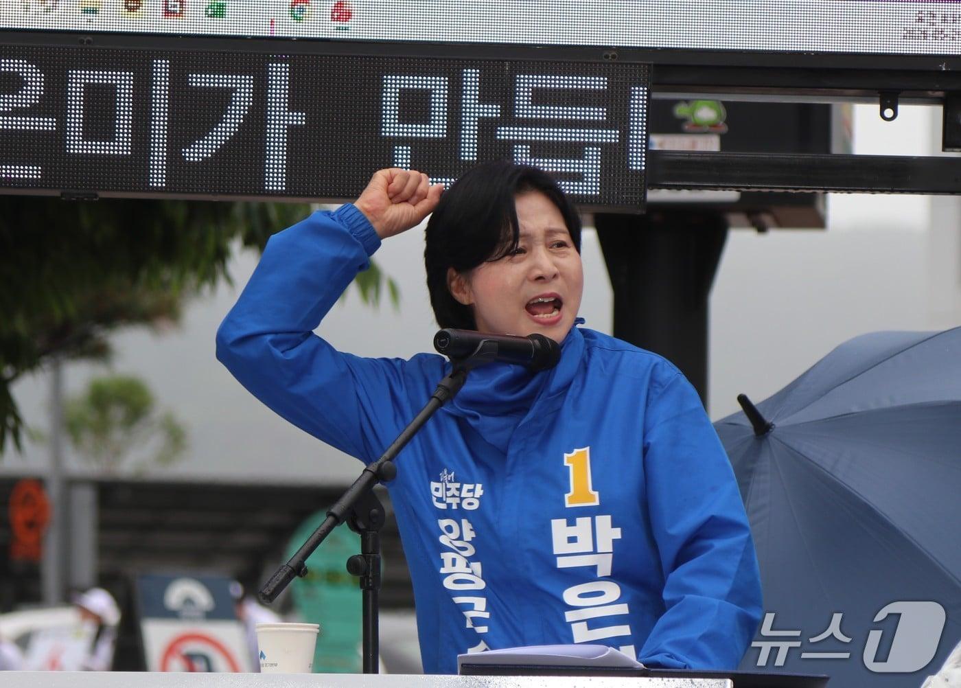 본문 이미지 -  박은미 더불어민주당 경기 양평군수 후보가 21일 유세하는 모습.(박은미 캠프 제공. 재판매 및 DB 금지)/뉴스1