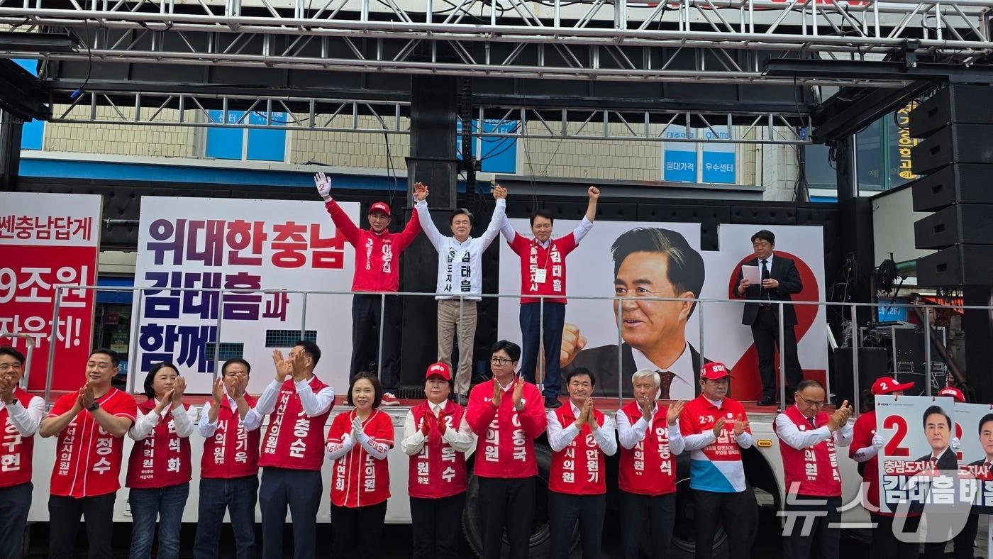 본문 이미지 - 22일 김태흠 충남도자사 후보(가운데)가 능력 있고 경험 있고 열정 있는 이완섭 시장(맨 왼쪽)을 비롯한 국민의힘 후보들이 서산 발전을 이끌 적임자라며 지지를 호소했다.(제공. 재판매 및 DB금지)2026.5.22 ⓒ 뉴스1 김태완 기자