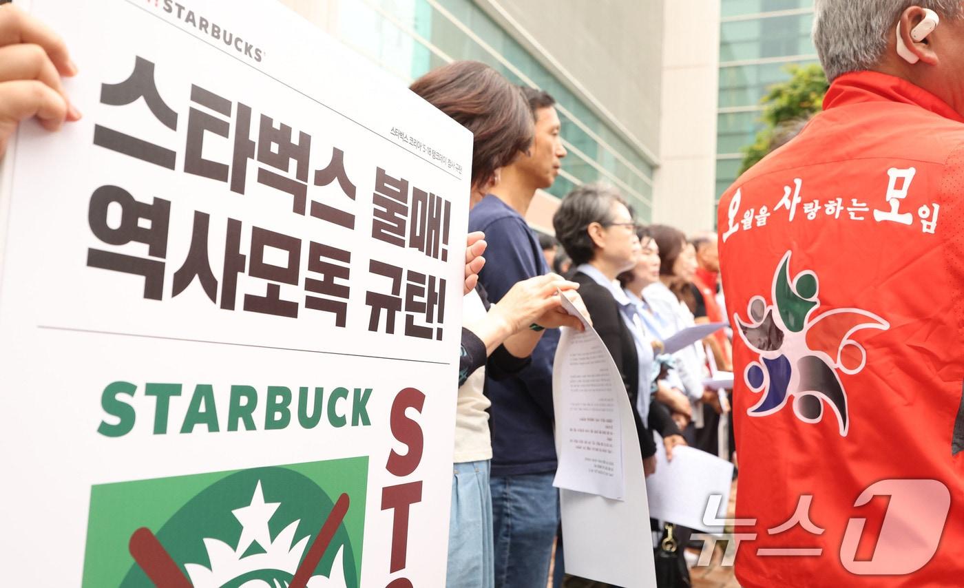 본문 이미지 - 오월을 사랑하는 모임 등 광주시민단체 회원들이 21일 오후 광주 서구 광천동 이마트 광주점 앞에서 스타벅스의 '5·18 탱크데이' 마케팅을 규탄하는 기자회견을 하고 있다. 2026.5.22 ⓒ 뉴스1 박지현 기자