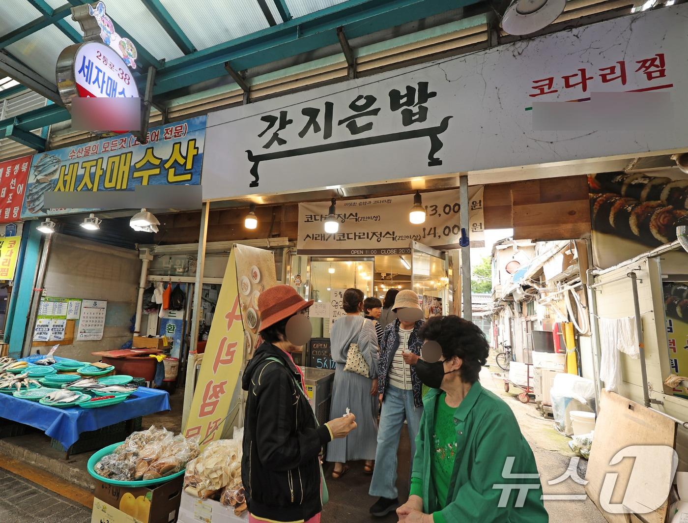 본문 이미지 - 22일 오후 광주 동구 남광주시장 내에 위치한 이재명 대통령이 다녀간 코다리찜 식당이 식사를 위한 손님들로 붐비고 있다. ⓒ 뉴스1 박지현 기자