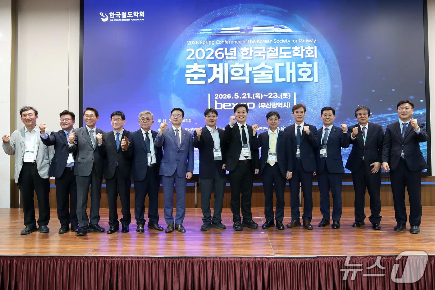 본문 이미지 - 이안호 국가철도공단 이사장 직무대행(오른쪽 다섯 번째)과 내빈들이 기념사진을 촬영하고 있다. (국가철도공단 제공.재판매 및 DB금지)/뉴스1