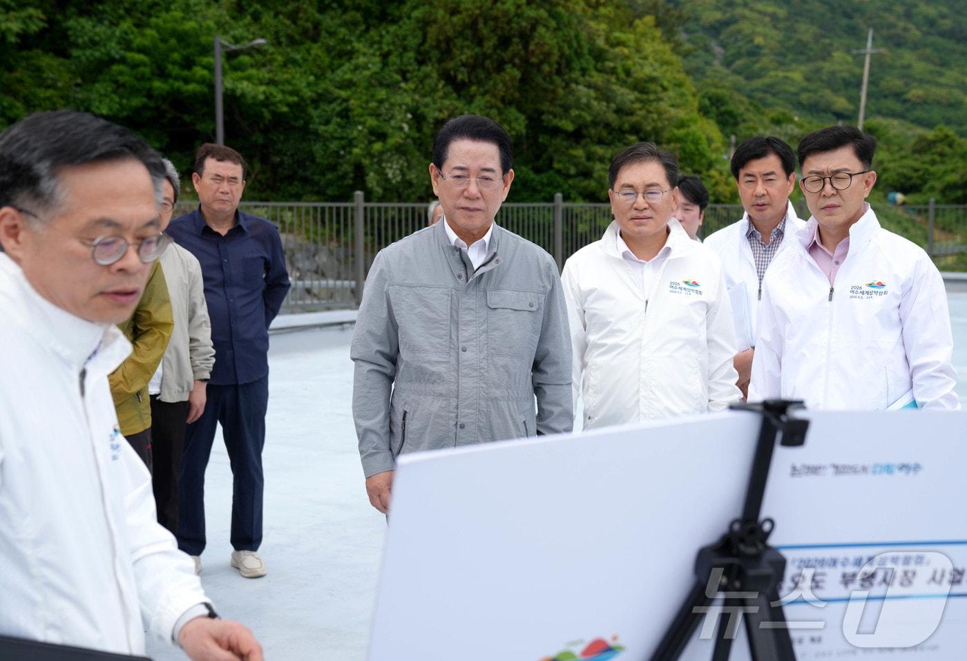 본문 이미지 - 김영록 전라남도지사가 22일 2026여수세계섬박람회 부행사장 금오도 현장을 방문, 섬 내 편의시설 및 운영 프로그램 등 행사 전반의 준비상황을 점검하고 있다.(전남도 제공. 재판매 및 DB금지) 2026.5.22 ⓒ 뉴스1