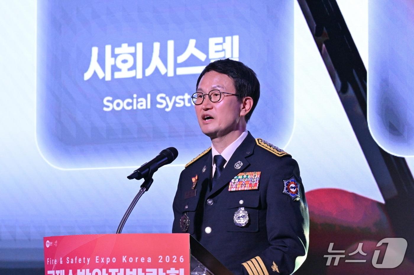 본문 이미지 - 김승룡 소방청장이 '2026 국제소방안전박람회'에서 'AI 과학기술로 생명을 살리는 소방 대전환' 비전을 제시했다.(소방청 제공)