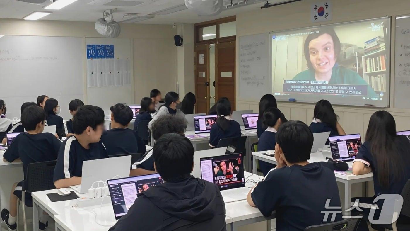본문 이미지 - 한국언론진흥재단이 전국 시·도 교육청 장학사들과 AI 시대의 디지털 문해력 교육 방향을 논의한다. 오는 26일 서울 중구 미디어교육원에서 'AI 리터러시 교육 전략 협의회'를 열고 학교 현장의 교육 과제와 협업 방안을 다룬다. AI 리터러시 교실 수업 장면