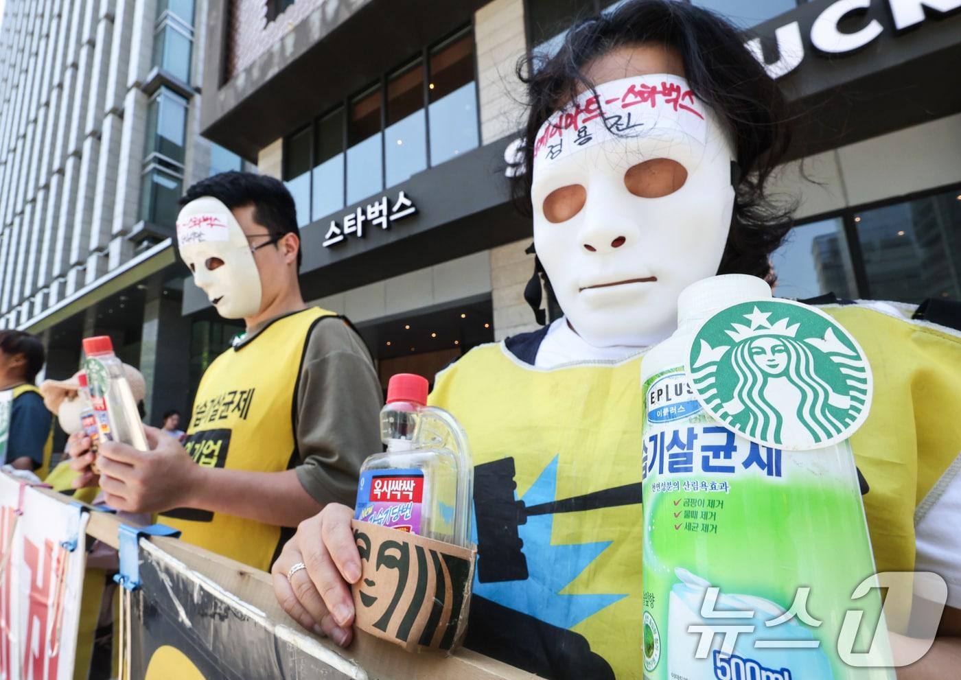 본문 이미지 - 환경보건시민센터, 서울환경연합, AMRC 등 시민단체 회원들이 서울 종로구 세종대로 스타벅스 광화문점 앞에서 정용진 신세계그룹 회장과 스타벅스 미국본사 전 CEO의 가습기살균제참사 관련 규탄 기자회견을 하고 있다.  ⓒ 뉴스1 임지훈 인턴기자