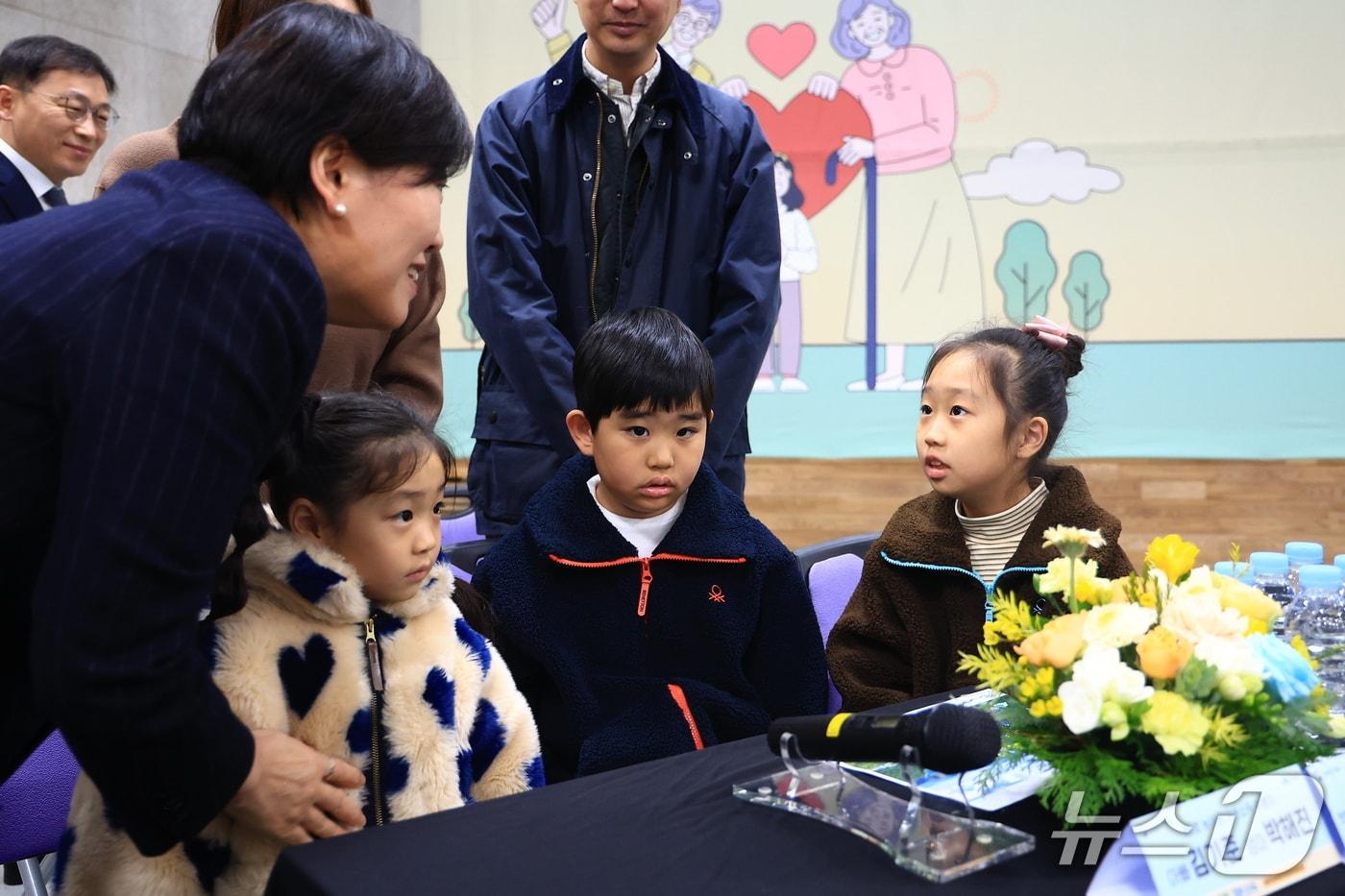 본문 이미지 - 송미령 농림축산식품부 장관이 지난 2월 26일 전북 장수군을 찾아 직접 1호 농어촌 기본소득 지원금 수령자에게 15만 원의 지역사랑상품권을 전달했다.(농식품부 제공. 재판매 및 DB금지)/뉴스1