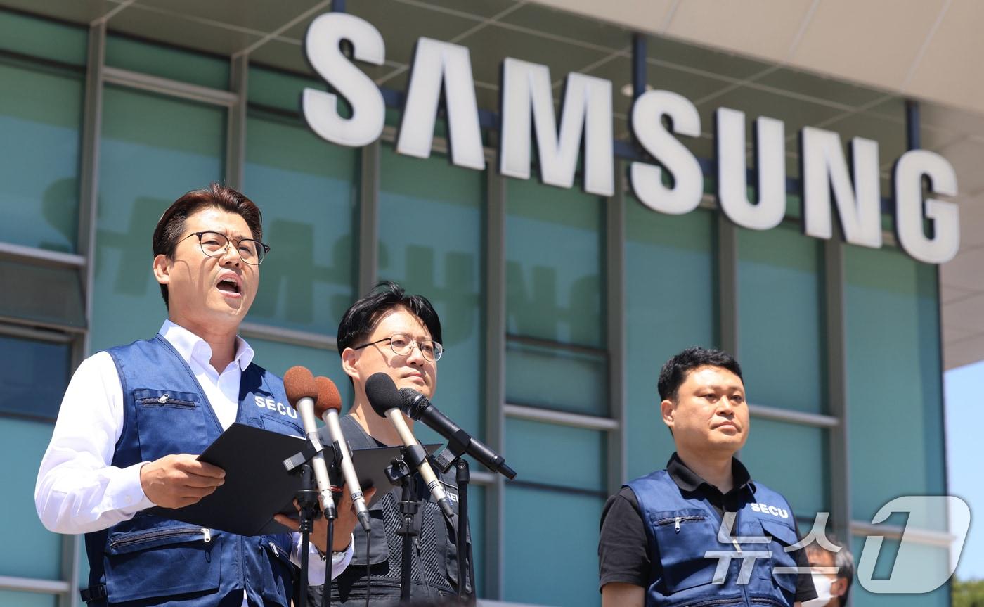 본문 이미지 - 삼성전자 노사 임금협상 잠정합의안 찬반 투표가 시작되는 22일 수원 삼성전자 정문 앞에서 열린 임금교섭 장점협의안 관련 입장발표 기자회견에서 구정한 삼성전자 동행노조 사무국장이 성명서를 발표하고 있다. 2026.5.22 ⓒ 뉴스1 이호윤 기자