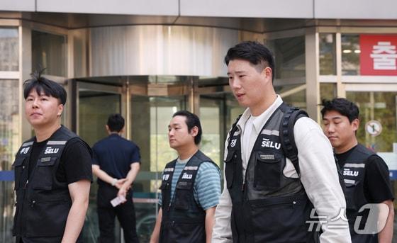 본문 이미지 - 최승호 초기업노조 삼성전자지부 위원장이 13일 경기 수원시 영통구 수원지방법원에서 열린 삼성전자 노조 위법 쟁의행위 금지 가처분 신청 2차 심문을 마치고 나오고 있다. 2026.5.13/뉴스1 김영운 기자