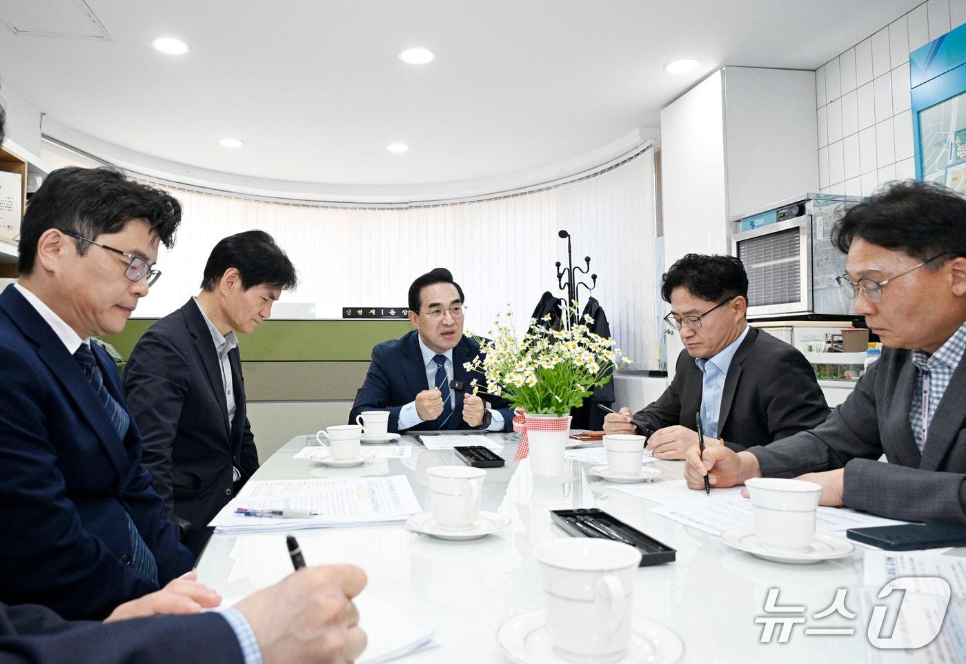 본문 이미지 - 22일 박홍근 기획예산처 장관이 서울 양천 신월1동 주민센터를 방문해 고유가 피해지원금 2차 지급 현장을 점검하고 있다. (기획예산처 제공)/ 뉴스1 ⓒ News1