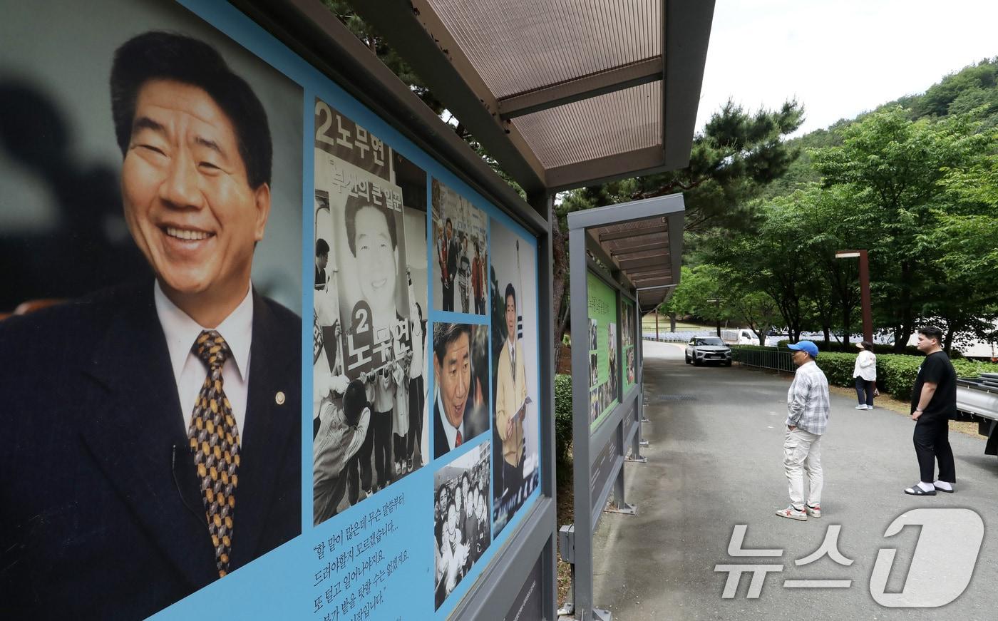 본문 이미지 - 고(故) 노무현 전 대통령 서거 17주기 추도식을 하루 앞둔 지난 22일 오후 경남 김해 봉하마을에 시민들의 발길이 이어지고 있다. 2026.5.22 ⓒ 뉴스1 윤일지 기자