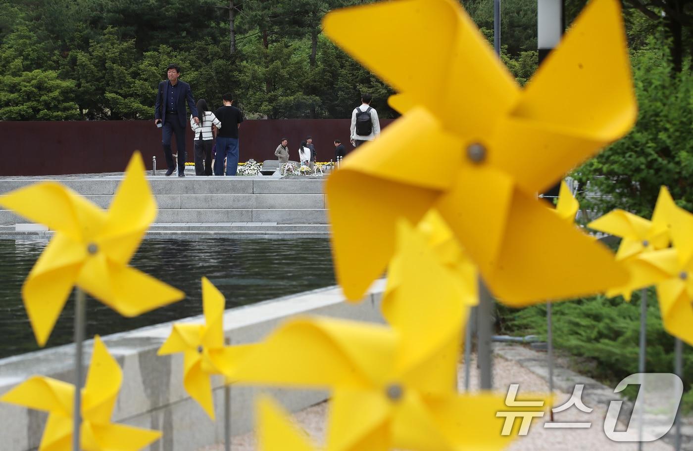 본문 이미지 - 고(故) 노무현 전 대통령 서거 17주기 추도식을 하루 앞둔 22일 오후 경남 김해 봉하마을을 찾은 시민들이 노 전 대통령 묘역을 참배하고 있다. 2026.5.22 ⓒ 뉴스1 윤일지 기자