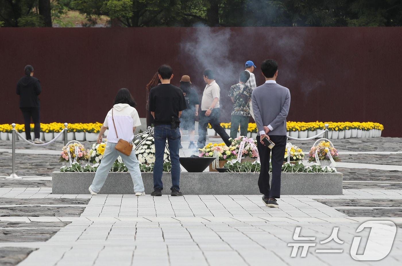 본문 이미지 - 고(故) 노무현 전 대통령 서거 17주기 추도식을 하루 앞둔 22일 오후 경남 김해 봉하마을을 찾은 시민들이 노 전 대통령 묘역을 참배하고 있다. 2026.5.22 ⓒ 뉴스1 윤일지 기자