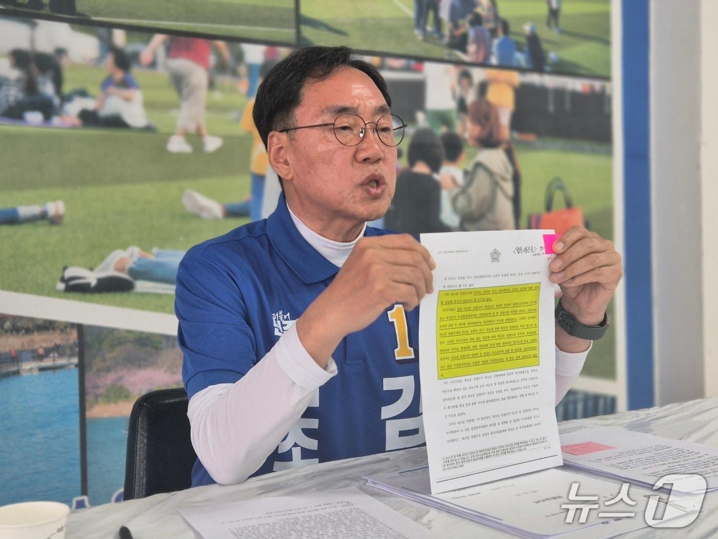 본문 이미지 - 김철수 더불어민주당 강원 속초시장 후보가 22일 자신의 선거사무실에서 기자회견을 열고 전날 이병석 국민의힘 후보가 제기한 의혹에 대해 반박하고 있다.2026.5.22/뉴스1 윤왕근 기자