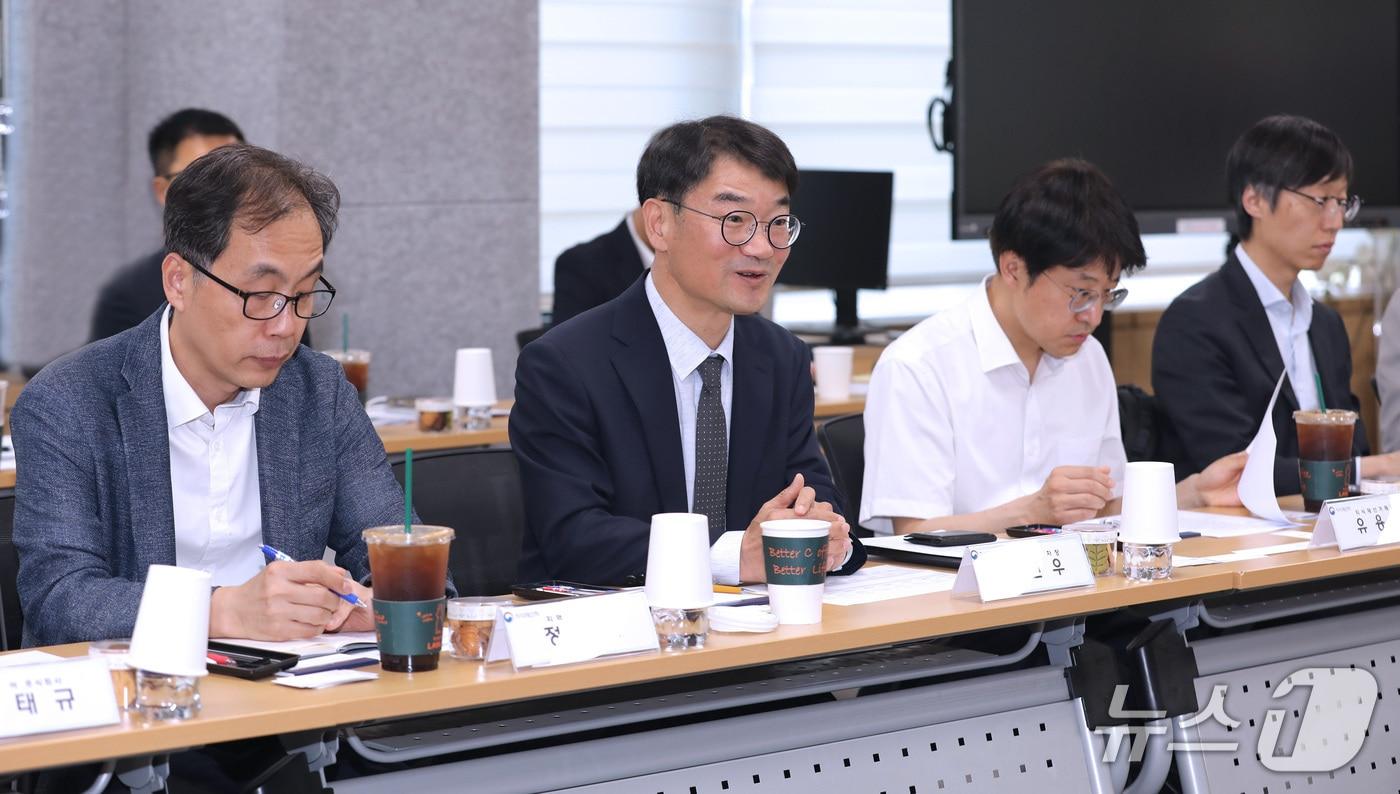 본문 이미지 - 정연우 지식재산처 차장(앞줄 왼쪽에서 2번째)이 '제2차 지식재산처 정상화 과제 발굴 통합토론회'에서 인사말을 하고 있다. (지식재산처 제공.재판매 및 DB금지)/뉴스1