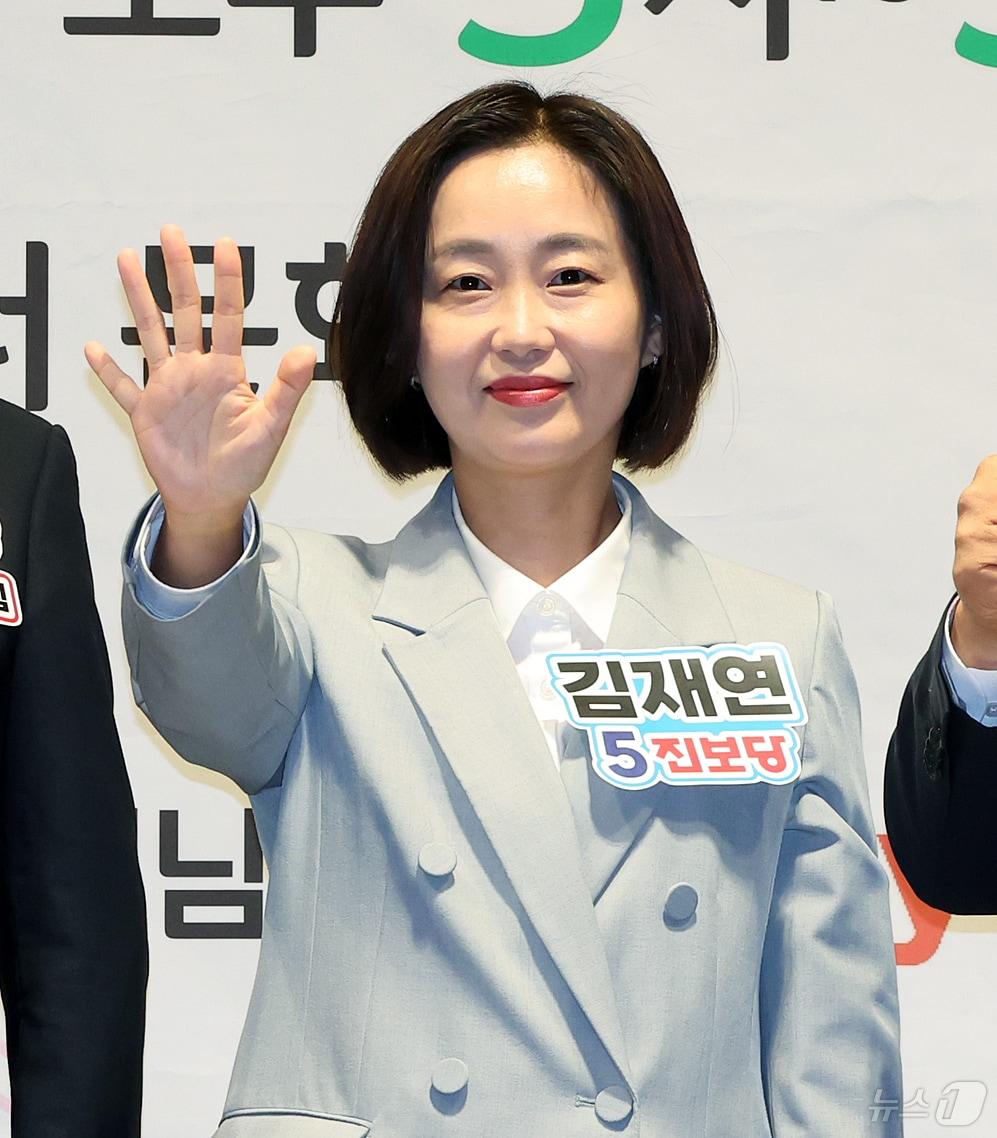 본문 이미지 - 김재연 진보당 경기평택을 재보궐선거 후보가 22일 오후 경기 평택시 팽성국제교류센터에서 열린 6·3 국회의원 재보궐선거 언론사 주관 후보자 초청 토론회에 참석해 기념 촬영을 하고 있다. 2026.5.22 ⓒ 뉴스1 김진환 기자
