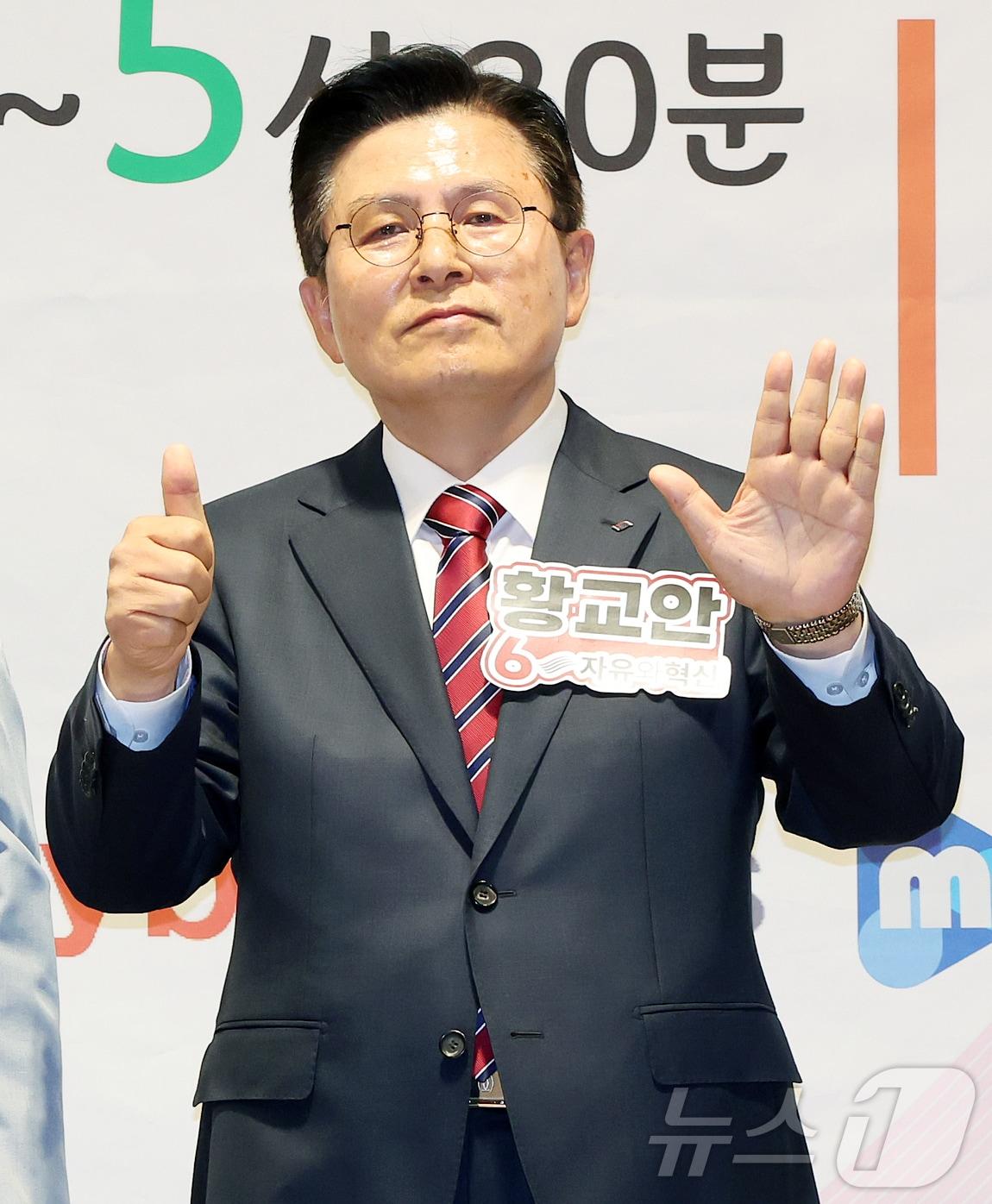 본문 이미지 - 황교안 자유와혁신 경기평택을 재보궐선거 후보가 22일 오후 경기 평택시 팽성국제교류센터에서 열린 6·3 국회의원 재보궐선거 언론사 주관 후보자 초청 토론회에 참석해 기념 촬영을 하고 있다. 2026.5.22 ⓒ 뉴스1 김진환 기자