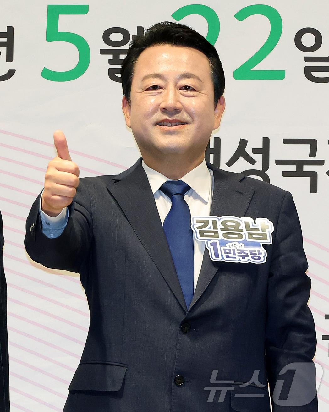본문 이미지 - 김용남 더불어민주당 경기평택을 재보궐선거 후보가 22일 오후 경기 평택시 팽성국제교류센터에서 열린 6·3 국회의원 재보궐선거 언론사 주관 후보자 초청 토론회에 참석해 기념 촬영을 하고 있다. 2026.5.22 ⓒ 뉴스1 김진환 기자