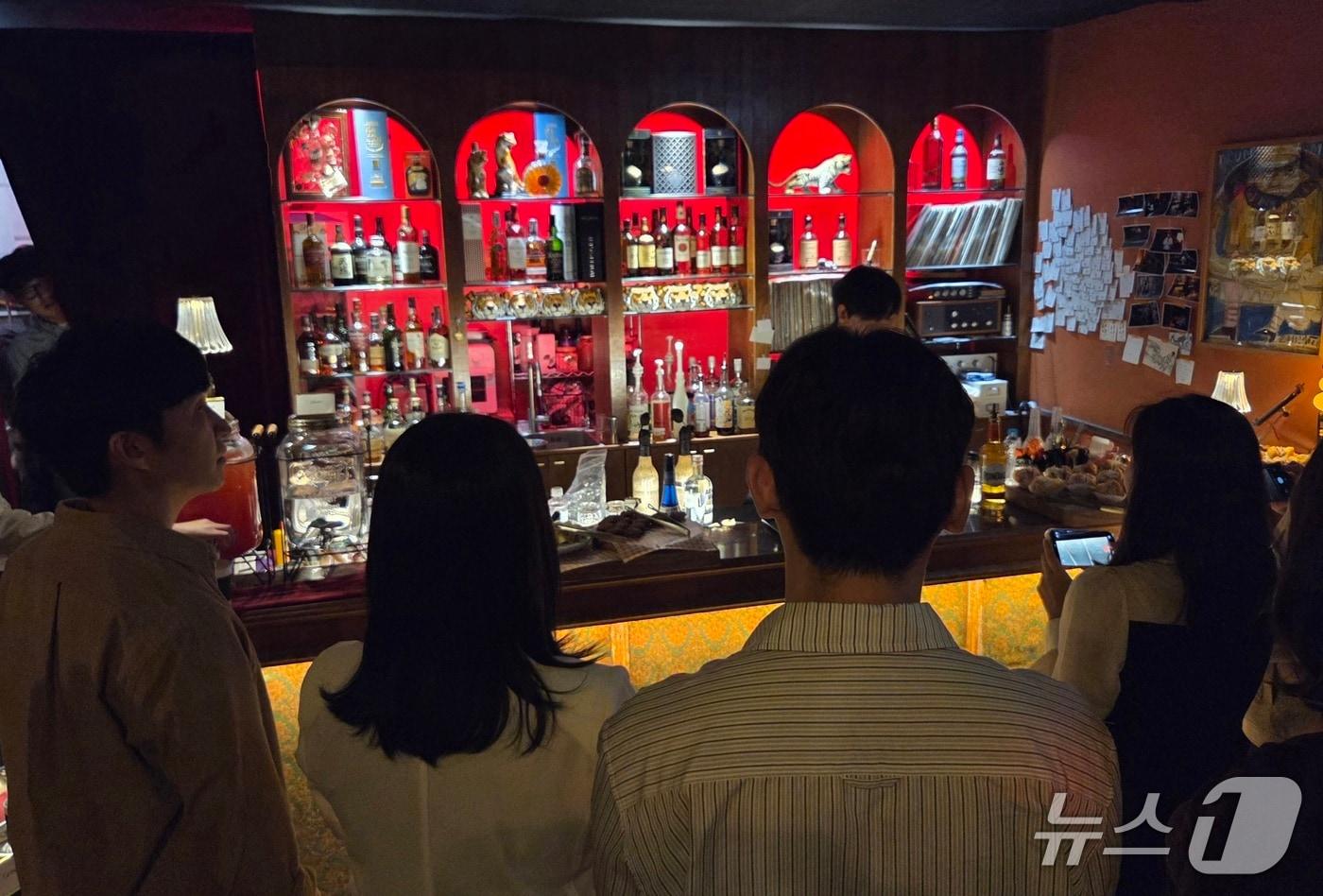 본문 이미지 - 지난 9일 대구 중구 한 와인바에서 참가자들이 바텐더의 퍼포먼스를 지켜보고 있다. 2026.5.22 ⓒ 뉴스1 이성덕 기자