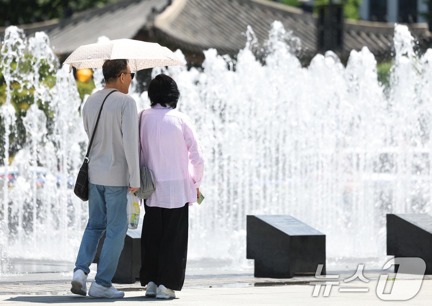 본문 이미지 - 낮 최고 기온이 27도까지 오르는 등 초여름 날씨를 보인 22일 오후 서울 종로구 광화문광장 바닥 분수를 찾은 시민들이 더위를 식히고 있다. 2026.5.22 ⓒ 뉴스1 임지훈 인턴기자