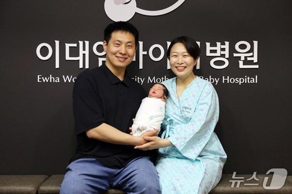 본문 이미지 - 이대엄마아기병원 분만 7000번째 아기 온유(태명)와 가족. (이화의료원 제공)
