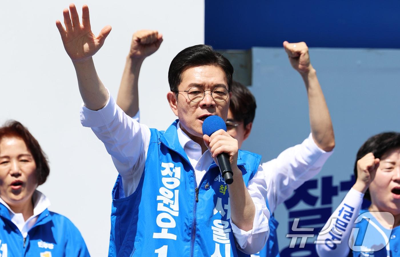 본문 이미지 - 정원오 더불어민주당 서울시장 후보가 22일 오후 서울 노원구 롯데백화점 앞 광장에서 열린 집중유세에서 지지를 호소하고 있다. 2026.5.22 ⓒ 뉴스1 오대일 기자