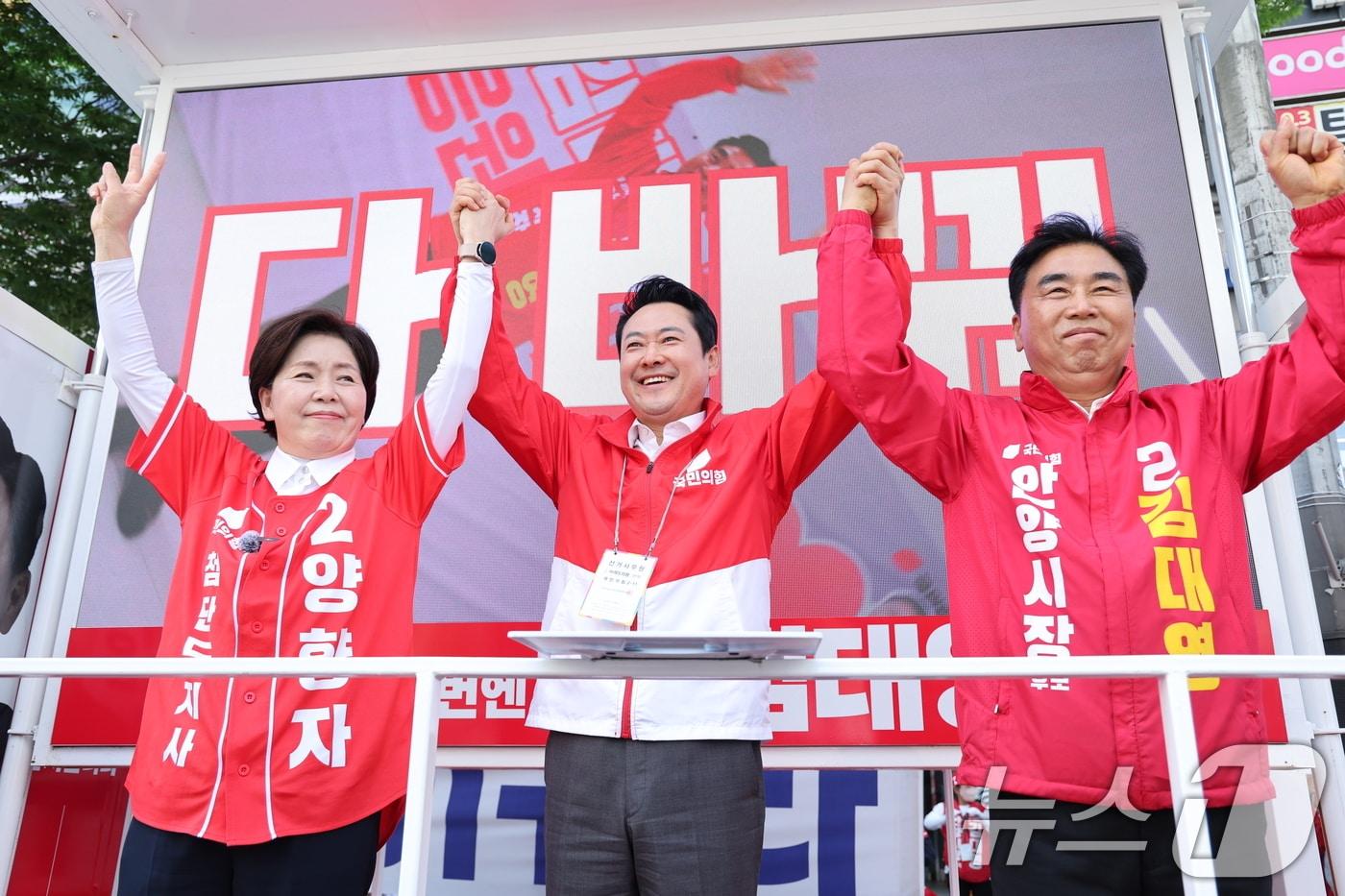 본문 이미지 - 장동혁 국민의힘 대표가 22일 경기 안양시 범계사거리에서 시민들에게 양향자 경기도지사 후보, 김대영 안양시장 후보 지지를 호소하고 있다. 2026.5.22 ⓒ 뉴스1 신웅수 기자
