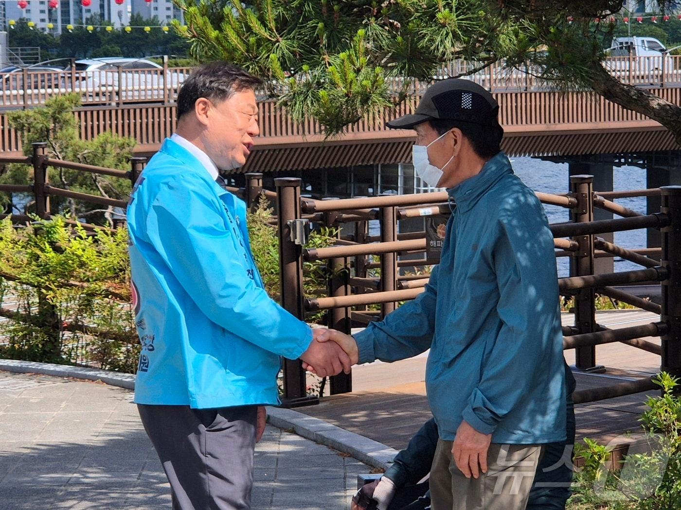 본문 이미지 - 진보당 김종훈 울산시장 후보가 22일 울산 중구 태화루 인근에서 시민들과 소통하고 있다. ⓒ 뉴스1 박정현 기자