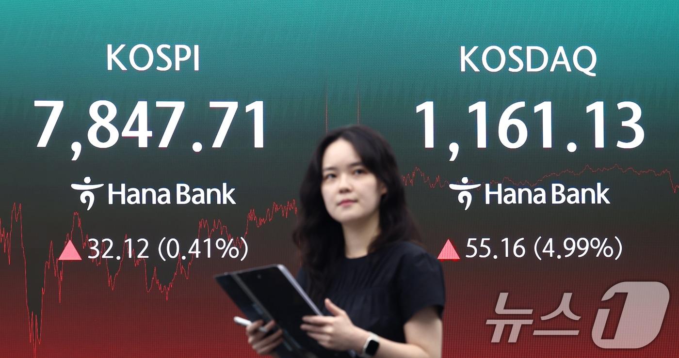 본문 이미지 - 22일 오후 서울 중구 하나은행 본점 딜링룸 전광판에 코스피 종가가 나오고 있다. 2026.5.22 ⓒ 뉴스1 김민지 기자