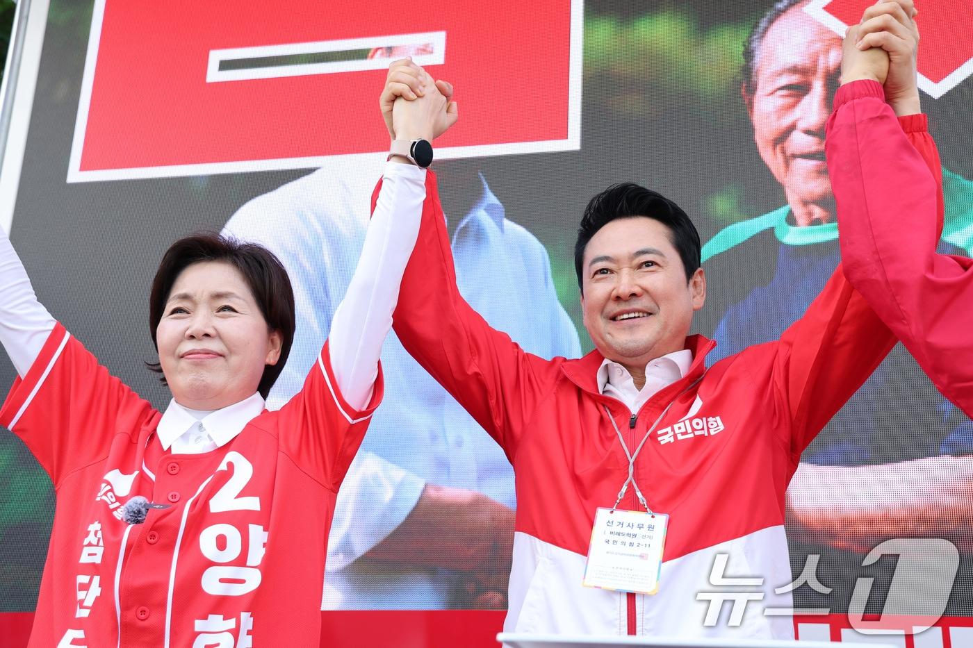 본문 이미지 - 장동혁 국민의힘 대표가 22일 경기 안양시 범계사거리에서 시민들에게 양향자 경기도지사 후보 지지를 호소하고 있다. 2026.5.22 ⓒ 뉴스1 신웅수 기자