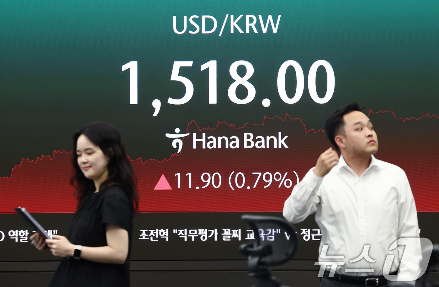 본문 이미지 - 코스피가 전 거래일(7815.59)보다 32.12포인트(0.41%) 오른 7847.71에 장을 마감한 22일 오후 서울 중구 하나은행 본점 딜링룸 전광판에 원·달러 환율이 나오고 있다. 2026.5.22 ⓒ 뉴스1 김민지 기자