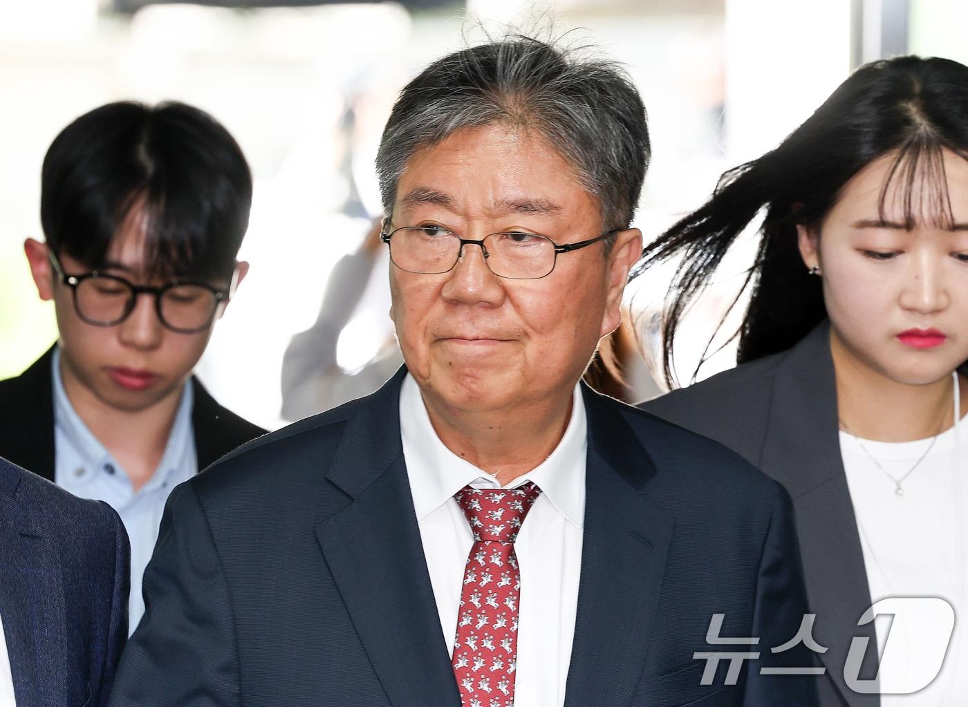 본문 이미지 - 윤석열 정부의 대통령 관저 이전 과정에서 예산을 불법 전용한 의혹과 관련해 직권남용 혐의를 받는 김대기 전 대통령비서실장이 22일 서울 서초구 서울중앙지방법원에서 열린 구속 전 피의자 심문(영장실질심사)에 출석하고 있다. 2026.5.22 ⓒ 뉴스1 최지환 기자