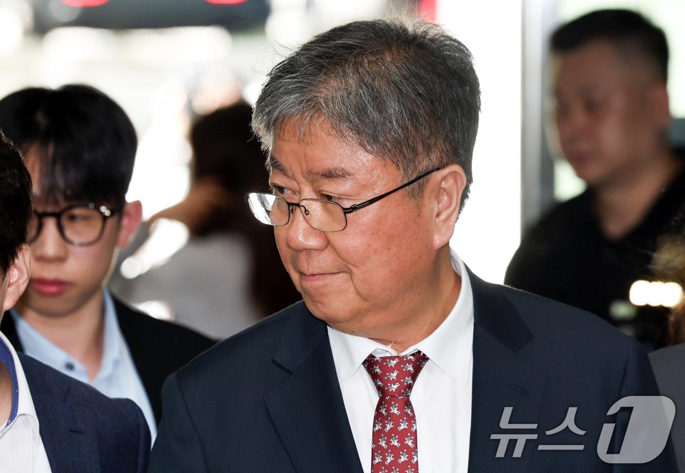 본문 이미지 - 윤석열 정부의 대통령 관저 이전 과정에서 예산을 불법 전용한 의혹과 관련해 직권남용 혐의를 받는 김대기 전 대통령비서실장이 22일 서울 서초구 서울중앙지방법원에서 열린 구속 전 피의자 심문(영장실질심사)에 출석하고 있다. 2026.5.22 ⓒ 뉴스1 최지환 기자