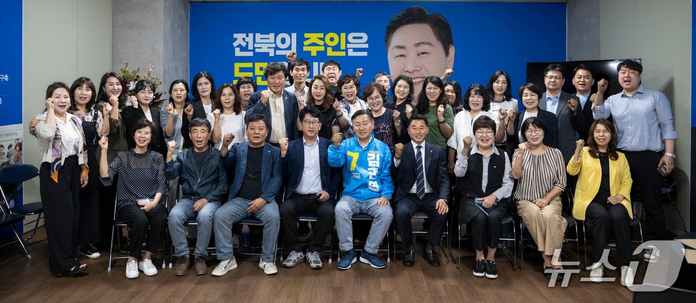 본문 이미지 - 22일 김관영 전북지사 후보(무소속)가 한국공인중개사협회 전북자치도협회 대회의실에서 관계자들과 기념 촬영을 하고 있다.(김관영 후보 캠프 제공. 재판매 및 DB금지)/뉴스1