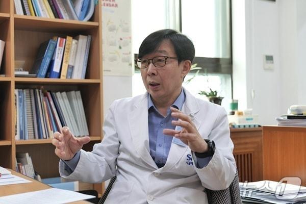 본문 이미지 - 김붕년 서울대병원 소아청소년정신과 교수가 뉴스1과 인터뷰를 하고 있다. (서울대병원 제공)