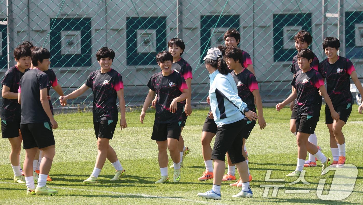 본문 이미지 - 2025-2026 아시아축구연맹(AFC) 여자챔피언스리그(AWCL) 결승전 북한 내고향여자축구단과 도쿄 베르디 벨레자의 경기를 하루 앞둔 22일 경기 수원시 팔달구 수원월드컵경기장 보조경기장에서 열린 공개 훈련에서 북한 내고향여자축구단 선수들이 훈련을 하고 있다. 2026.5.22 ⓒ 뉴스1 김영운 기자