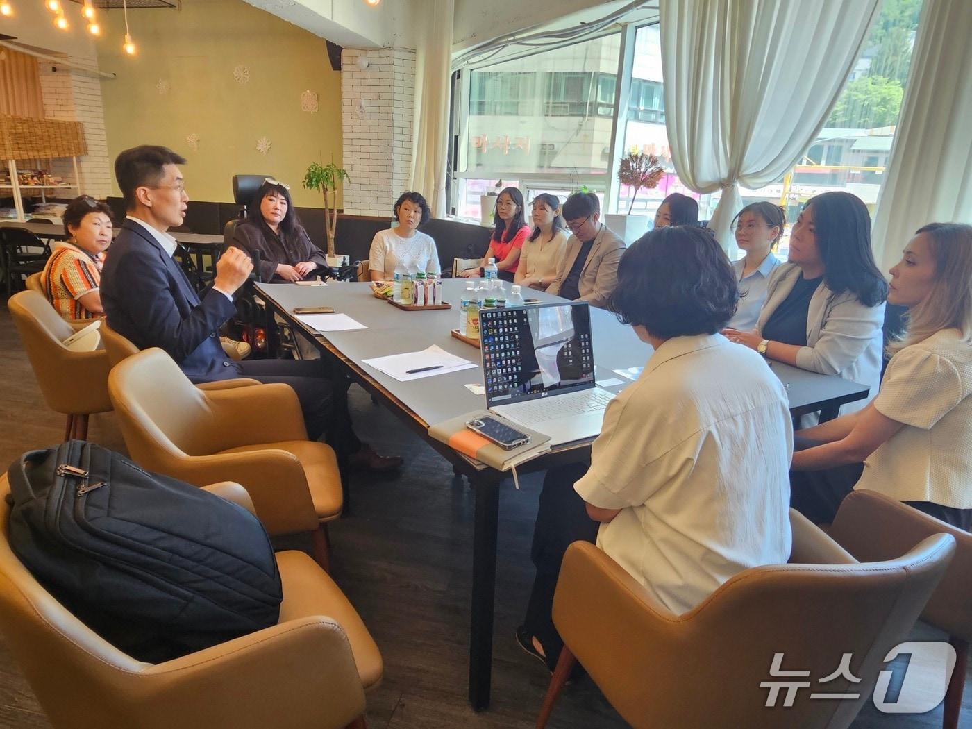 본문 이미지 - 김경협 재외동포청장이 22일 인천 함박마을과 서울 대림동에서 열린 국내 귀환 동포 민원 처리 결과 설명회에서 정부 검토 결과와 향후 계획을 설명하고 있다. 2026.05.22. (재외동포청 제공)