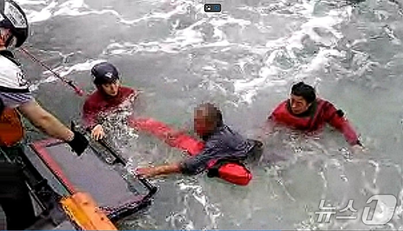 본문 이미지 - 22일 부산 자갈치 신동아시장 공영주차장 인근 바다에 빠진 60대 남성을 해경이 구출하는 모습 (해경 제공. 재판매 및 DB금지)