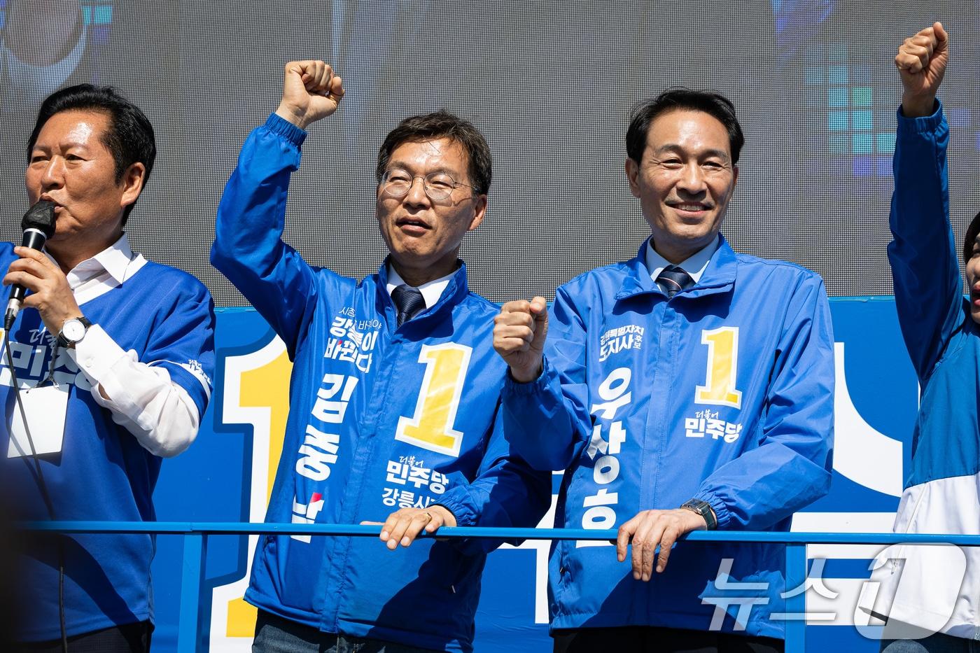 본문 이미지 - 더불어민주당 우상호 강원특별자치도지사 후보, 김중남 강릉시장 후보가 지난 22일 강원 강릉시 주문진 시장 앞에서 시민들을 향해 인사하고 있다. ⓒ 뉴스1 유승관 기자