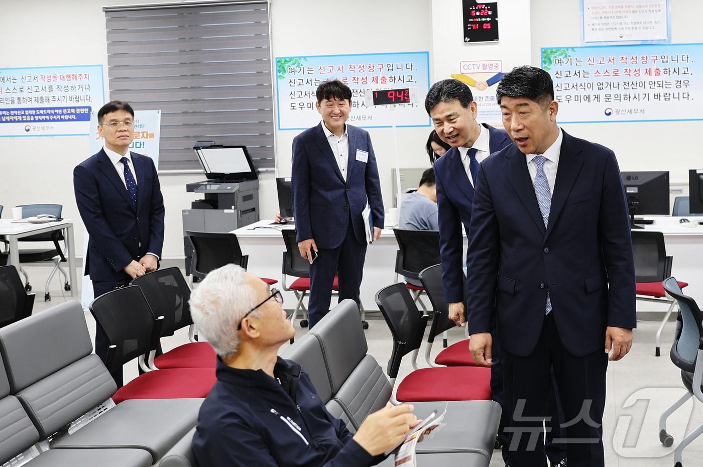 본문 이미지 - 김학선 광주지방국세청장은 22일 광산세무서를 찾아 "종합소득세 확정신고와 장려금 정기신청 기간을 맞아 세무서를 찾은 디지털 취약계층 등에 밀착 도움을 해달라＂고 당부했다.(광주국세청 제공, 재배포 및 DB 금지) ⓒ 뉴스1