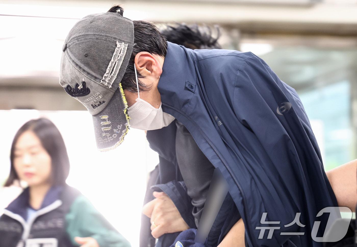 본문 이미지 - 배우 김규리씨 자택에 침입해 강도 행각을 벌여 강도상해 혐의를 받는 40대 A씨가 22일 오후 서울 서초구 서울중앙지방법원에서 열린 구속 전 피의자 심문(영장실질심사)에 고개를 숙인 채 출석하고 있다. 2026.5.22 ⓒ 뉴스1 최지환 기자