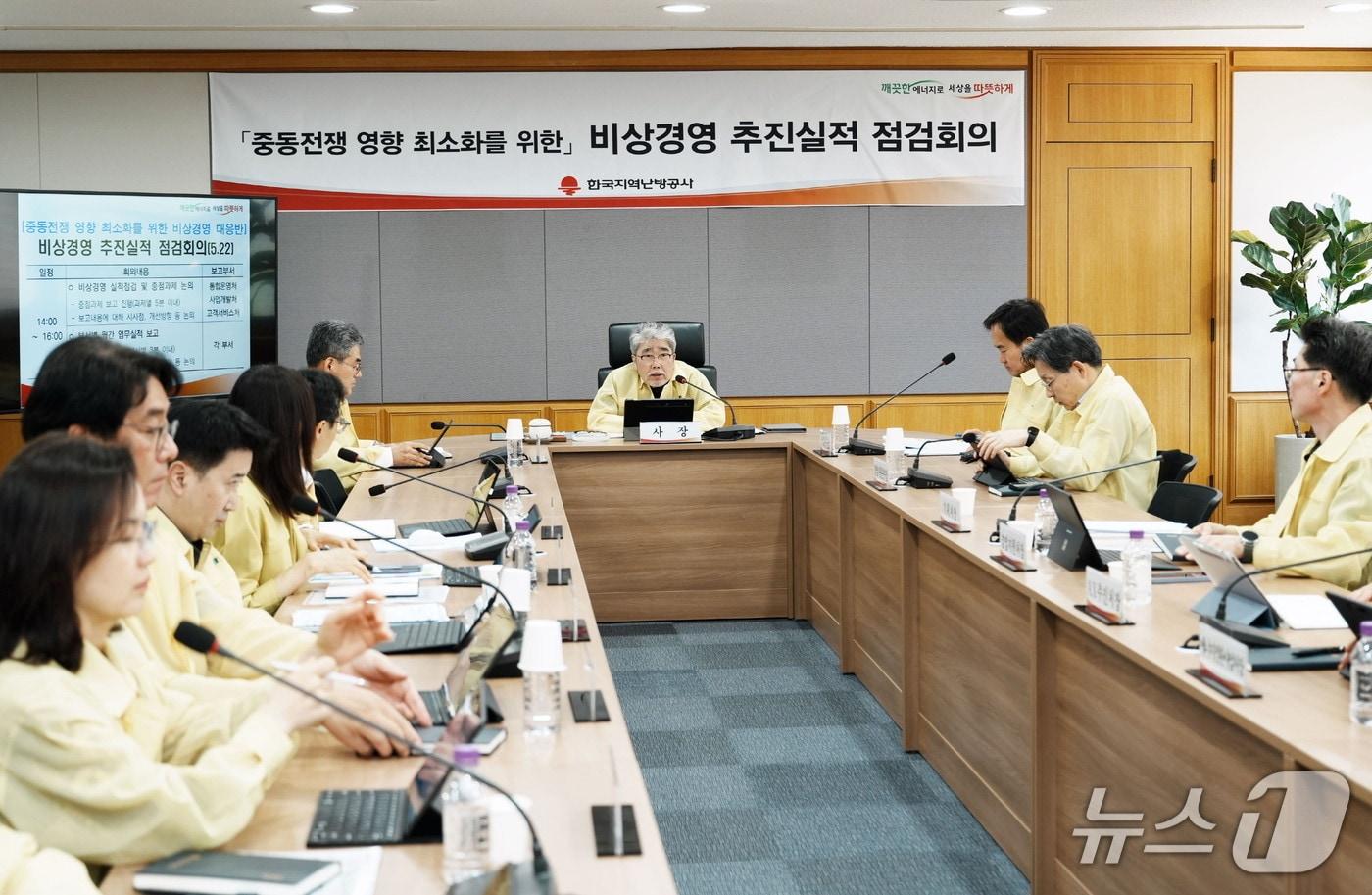 본문 이미지 - 한국지역난방공사(한난)는 중동전쟁 장기화와 호르무즈 해협 봉쇄에 따른 에너지·경제 위기에 대응하기 위해 비상경영 체제를 가동함으로써 159억 원의 자체 예산을 절감했다고 22일 밝혔다. 하동근 한난 사장(가운데)이 회의를 주재하고 있다.  (한난 제공) /2026.5.22/  ⓒ 뉴스1 